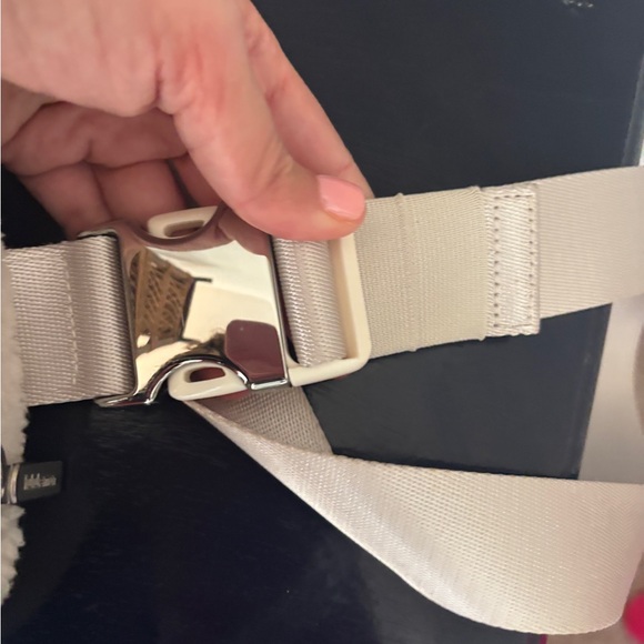 RARE Lululemon White Fleece Bunny Belt Bag - Picture 2 of 10